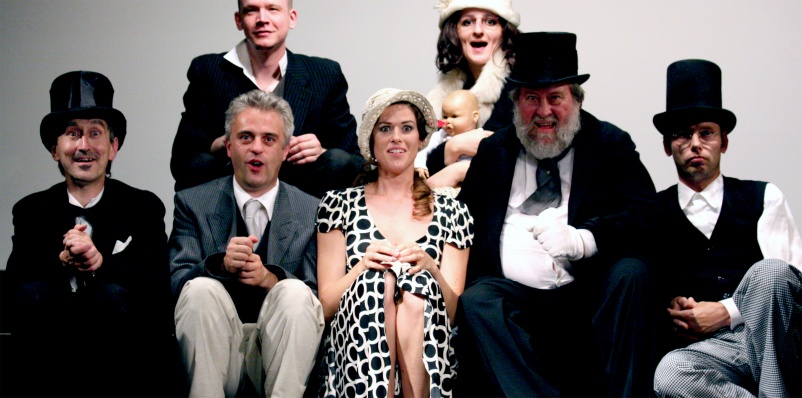 Cornelius Nieden (Speer), Robert Kerbler (Schürzinger), Florian Dehmel (Zuschauer), Anuschka Herbst (Karoline), Stefani Matkovic (Zuschauer), Max Rossmer (Rauch) und Mike Michelus (Zuschauer). Fotograf: Klaus H. Pfeiffer