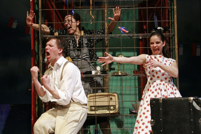Martin König (Mario Jiménez), Natascha Beniashvili-Zed (Rosa, Witwe González), Cathrin Zellmer (Beatriz González). Fotograf: Klaus H. Pfeiffer