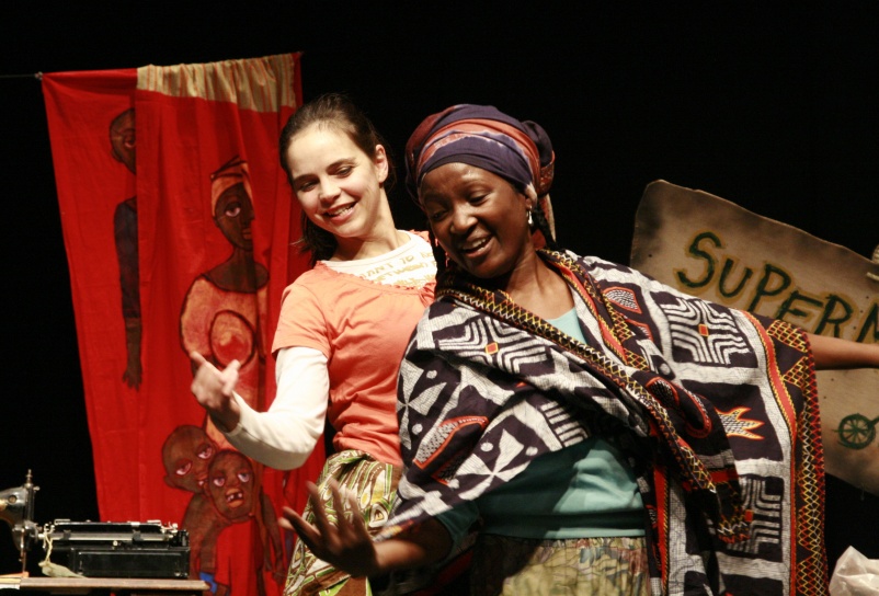 Cathrin Zellmer (Marie), Lucrécia Paco (Mutter von Tom). Fotograf: Lena Fritschle