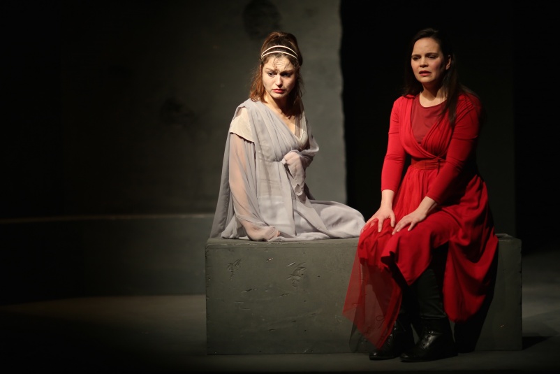 "Antigone": Natascha Kuch und Cathrin Zellmer