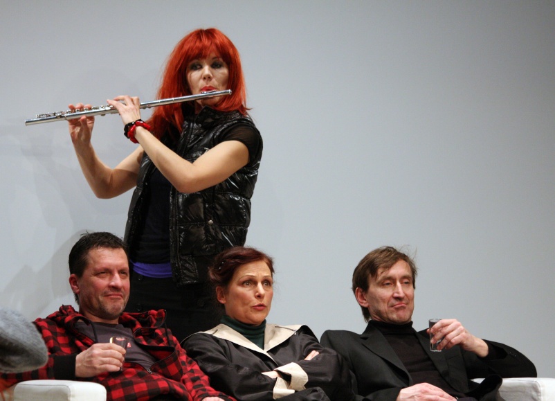 Natascha Beniashvili-Zed (Yvette Pottier), Folkert Milster (Der Koch), Edith Koerber (Mutter Courage) und Cornelius Nieden (Der Feldprediger). Fotograf: Klaus H. Pfeiffer
