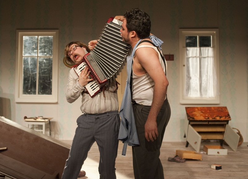 Severin Gmünder (Barry Derrill), Manoel Vinicius Tavares da Silva (Darry Berrill). Fotograf: Michael Schill