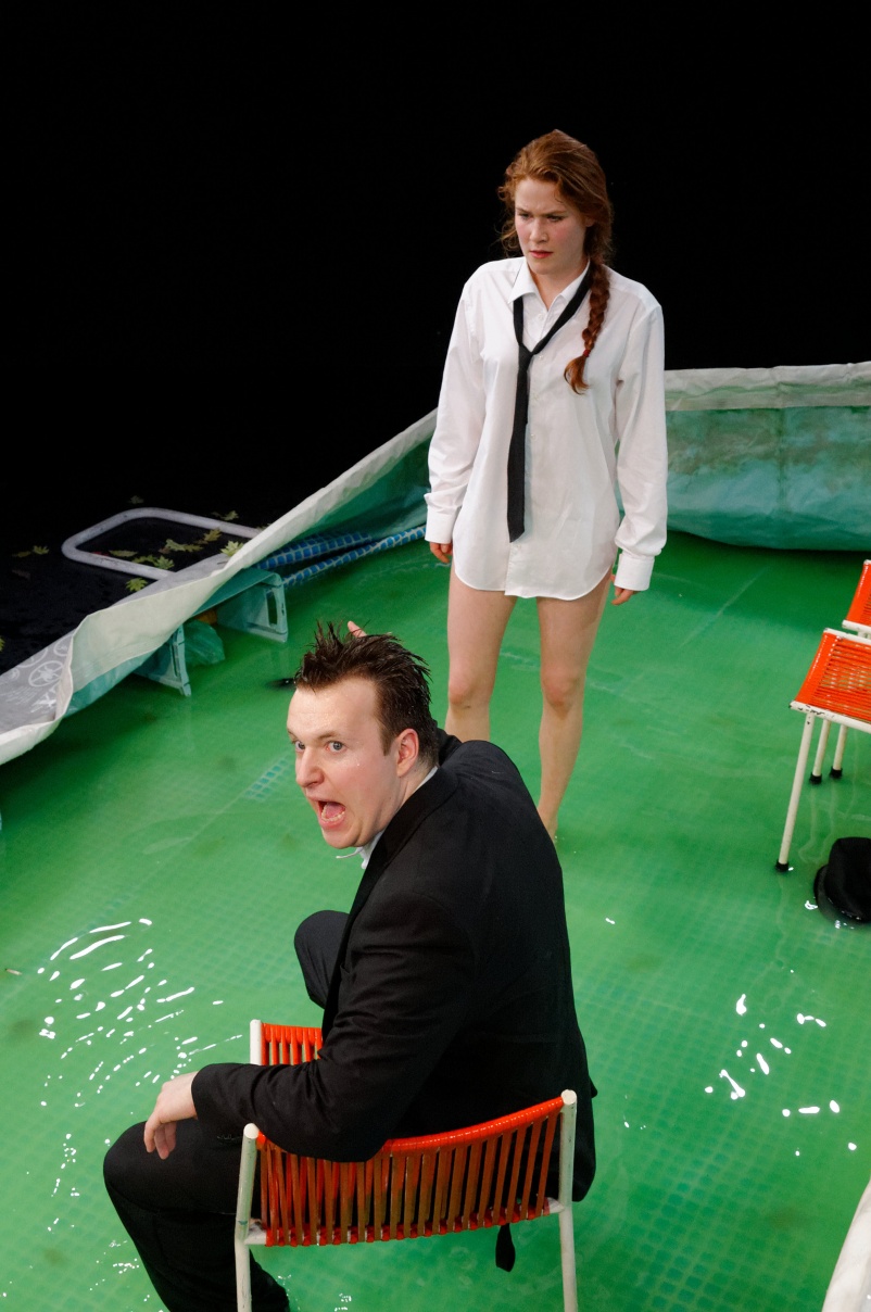 Severin Gmünder (Jean), Sofie Alice Miller (Julie). Fotograf: Michael Schill