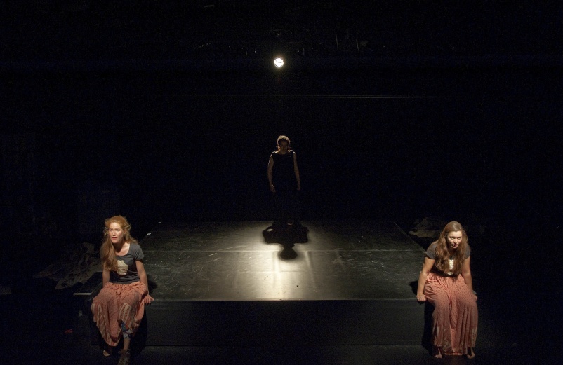 »Medea«: Sofie Alice Miller (Chor), Natascha Beniashvili-Zed, Natascha Kuch (Chor). Fotograf: Michael Schill