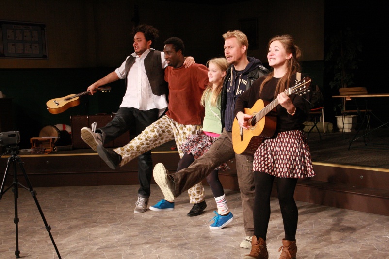 Manoel Vinicius Tavares da Silva (Alexandros), Nestor Yahi Gahe (Ody), Nina Frey (Eos), Sebastian Huber (Panagiotis), Susan Wohlgemuth (Regina). Fotograf: Stefan Kirchknopf