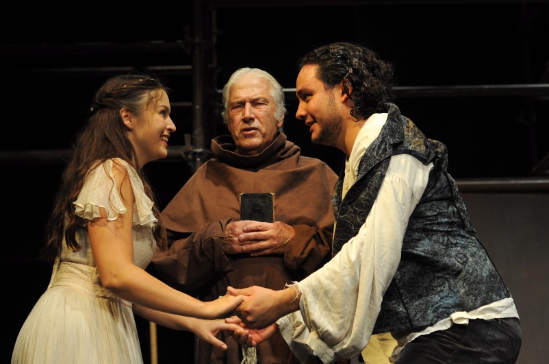 Natascha Kuch (Julia), Eberhard Boeck (Pater Lorenzo), Manoel Vinicius Tavares da Silva (Romeo). Fotograf: Michael Schill