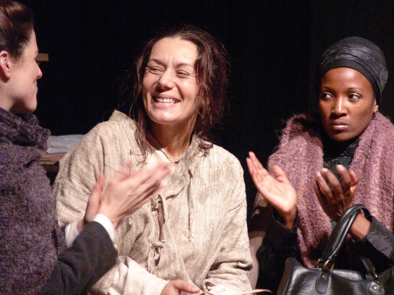 Anuschka Herbst (Hannah Tewkley), Natascha Beniashvili-Zed (Martha Ryan), Lucrécia Paco (Sarah Worth)