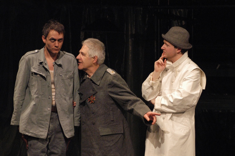 Marcus Michalski (Woyzeck), Melchior Morger (Hauptmann), Severin Gmünder (Doktor). Fotograf: Michael Schill