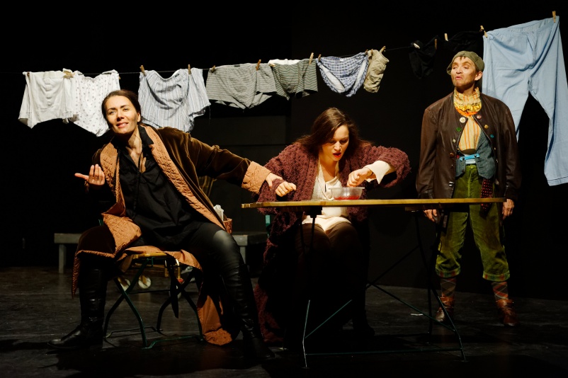 Natascha Beniashvili-Zed (Petruchio), Natascha Kuch (Katharina), Adeline Bohnet (Grumio). Fotograf: Michael Schill